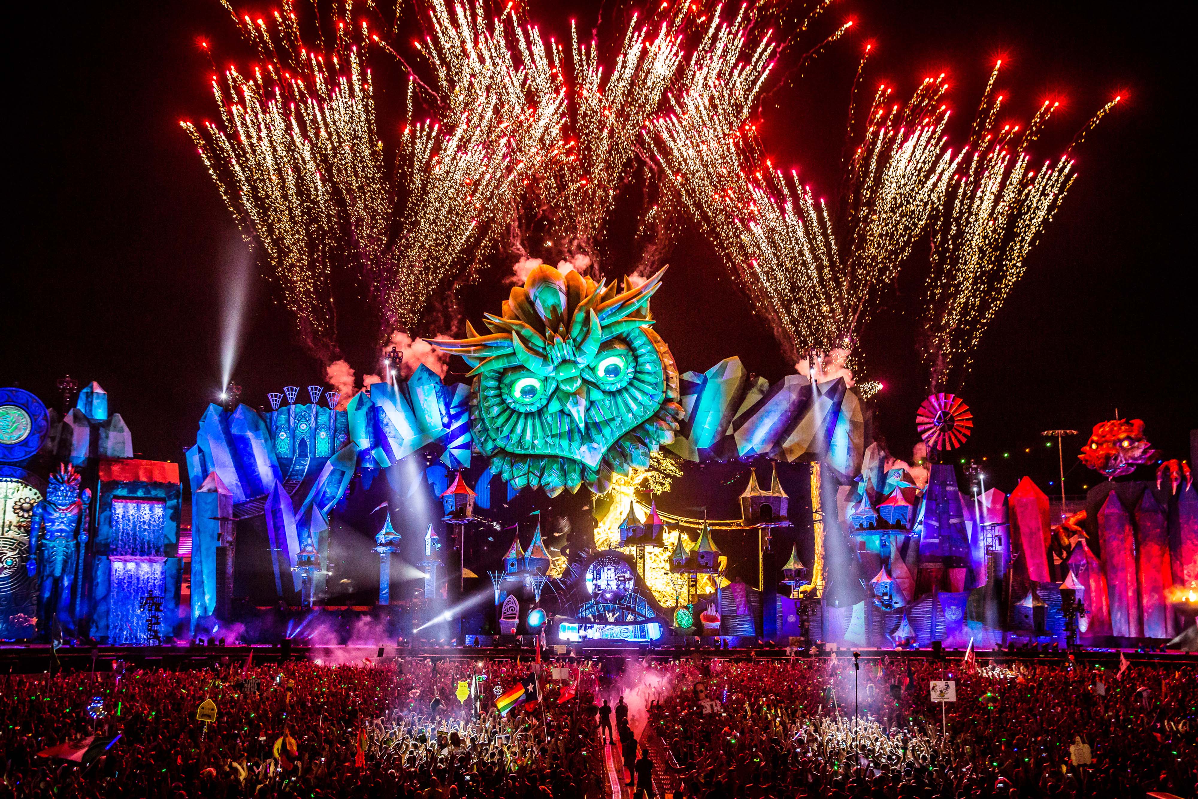 EDC 2015 giant inflatable owl head, dragon and owl guardians
